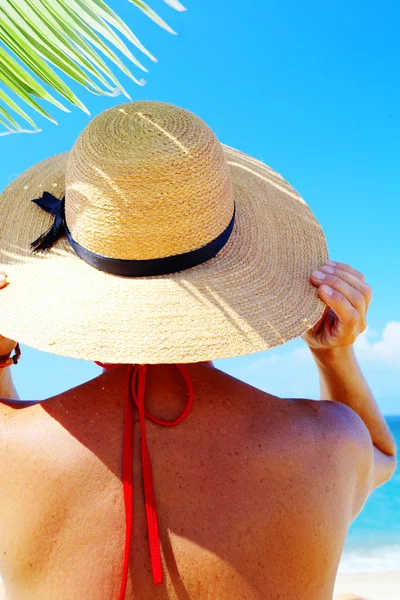 Pohled žena v klobouku námořník na pozadí tropické moře — Stock fotografie