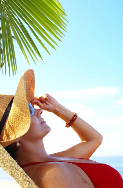 View of female in sailor-hat on a background of the tropical sea — Stock Photo, Image