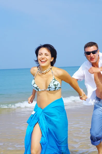 Портрет привлекательной пары, развлекающейся на пляже — стоковое фото