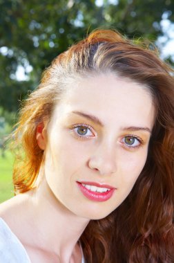 Yaz ortamında güzel kızıl saçlı kız portresi