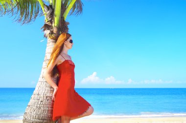 Yaz ortamında genç bir kızıl saçlı erkek portresi