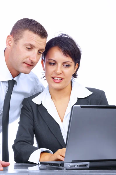 Vista de la pareja de trabajo interactuando en un entorno de trabajo natural — Foto de Stock