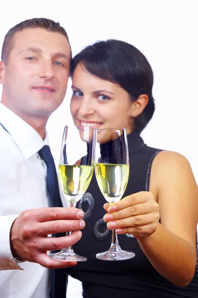 Porträt eines jungen netten Paares, das einen Anlass feiert — Stockfoto