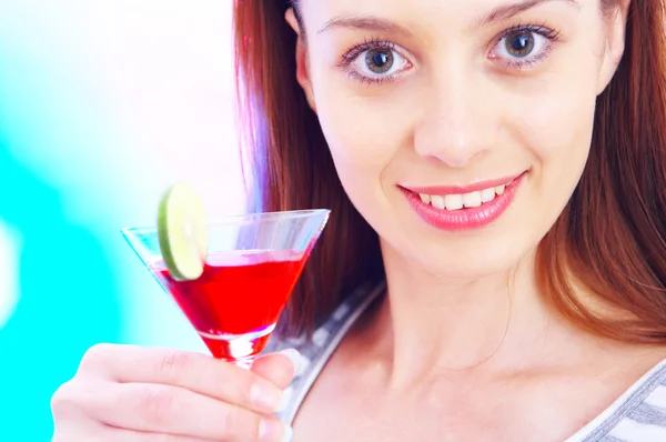 High-Key-Porträt einer jungen Frau mit Cocktail in mehrfarbigen Rückleuchten. Bild kann leichte mehrfarbige Aberration als Teil des Designs enthalten — Stockfoto