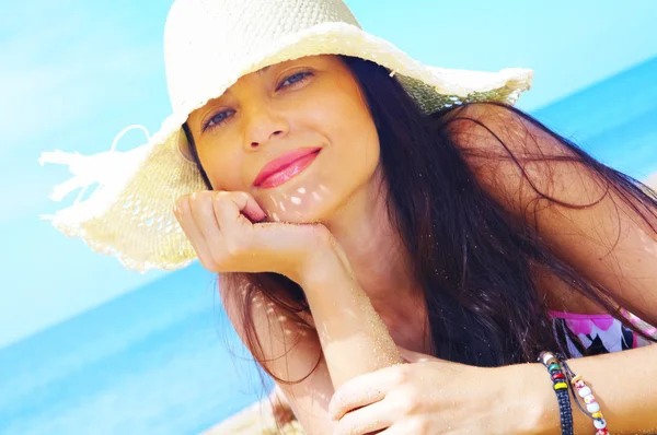 Retrato de una joven hermosa hembra en ambiente tropical — Foto de Stock