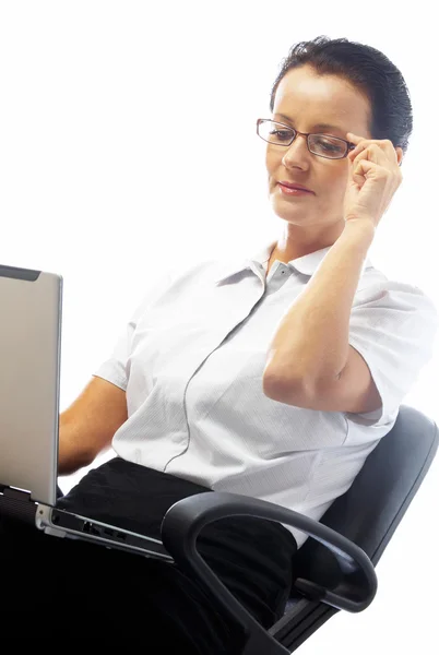 Retrato de mujer de negocios en gafas elegantes jugando con el ordenador portátil — Foto de Stock