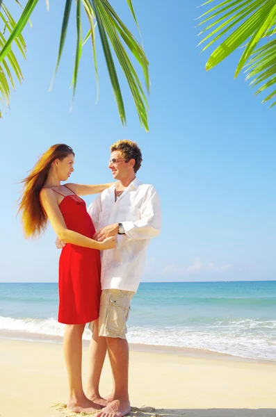 Ritratto di coppia attraente che ha appuntamento sulla spiaggia — Foto Stock