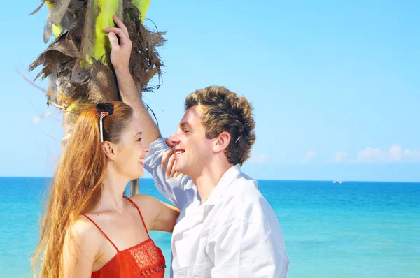 Retrato de casal atraente ter data na praia — Fotografia de Stock