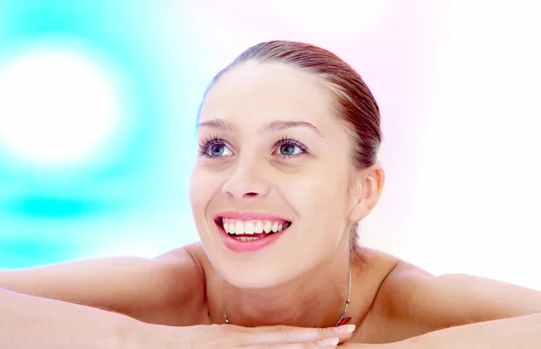 Retrato de alta-chave da jovem mulher sorridente na cor de volta. A imagem pode conter ligeira aberração multicolor como parte do design . — Fotografia de Stock