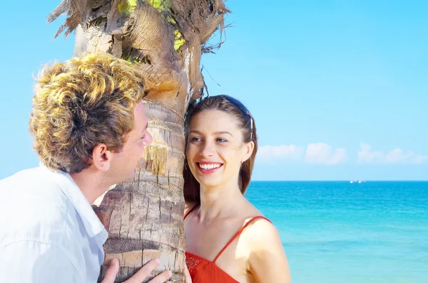 Retrato de casal atraente ter data na praia — Fotografia de Stock