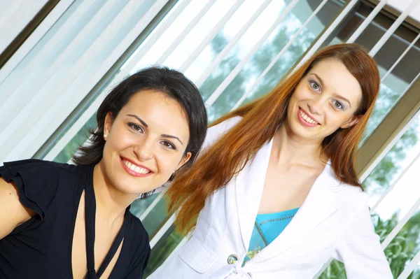 Retrato de una mujer joven y bonita en un entorno empresarial —  Fotos de Stock