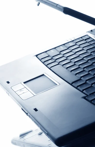 Weergave van fragment van een laptop op witte achterzijde — Stockfoto