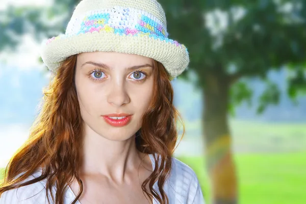 Portret van mooi roodharig meisje in zomer omgeving — Stockfoto