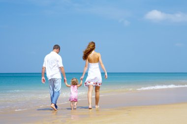 plajda eğlence genç aile portresi