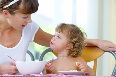 mutlu anne bebek ile yüksek anahtar portresi