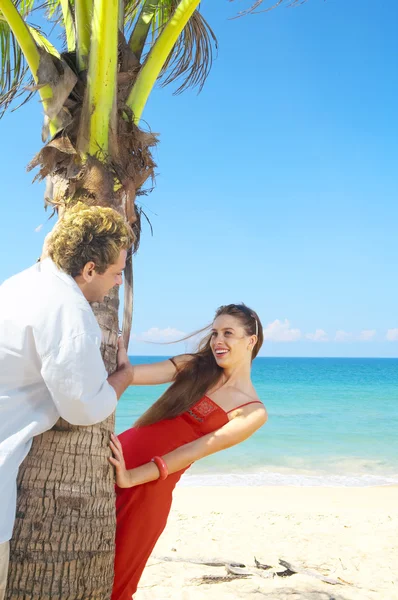 Retrato de casal atraente ter data na praia — Fotografia de Stock