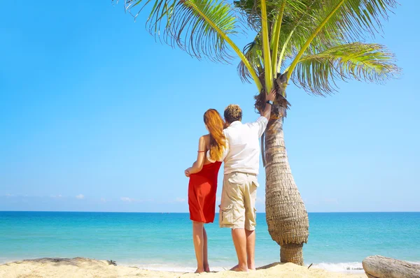 Retrato de pareja atractiva teniendo cita en la playa —  Fotos de Stock