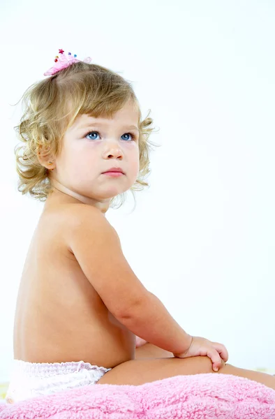 Высокий ключевой портрет маленького ребенка на белой спине — стоковое фото