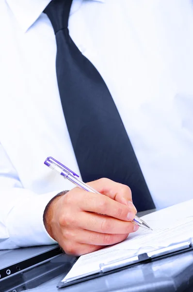 Fragmento como la foto del hombre de negocios firmando algunos papeles — Foto de Stock