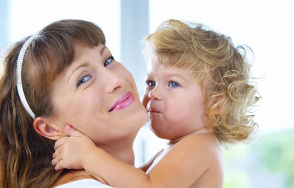 Hög nyckel porträtt av glada mor med baby — Stockfoto