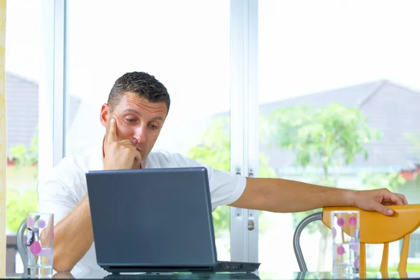 Retrato de um jovem verificando a tela do computador — Fotografia de Stock