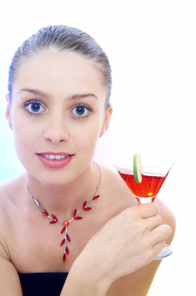 Portrait haut de gamme de jeune femme avec cocktail dans des rétroéclairages multicolores. Image peut contenir une légère aberration multicolore dans le cadre de la conception — Photo