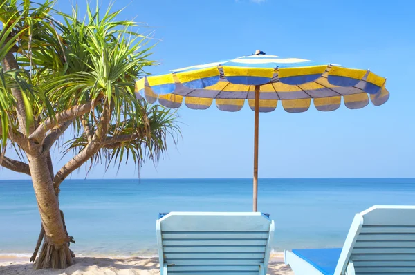 Blick auf schönen tropischen Strand mit ein paar Palmen — Stockfoto