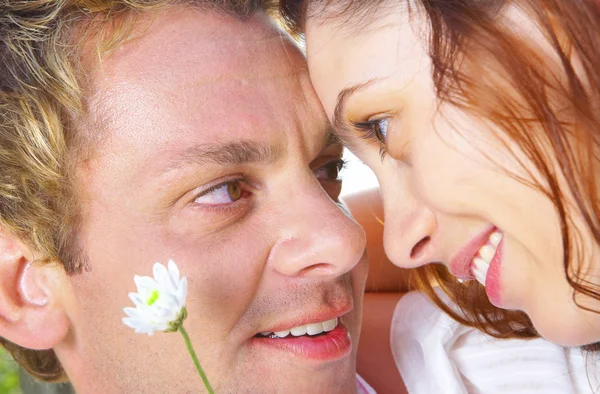 Un retrato de pareja atractiva en el ambiente de verano — Foto de Stock