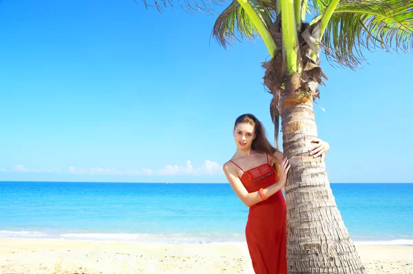 Portret van een jonge vrouw van het rood-haar in zomer omgeving — Stockfoto