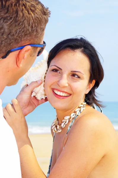 Um retrato de casal atraente se divertindo na praia — Fotografia de Stock