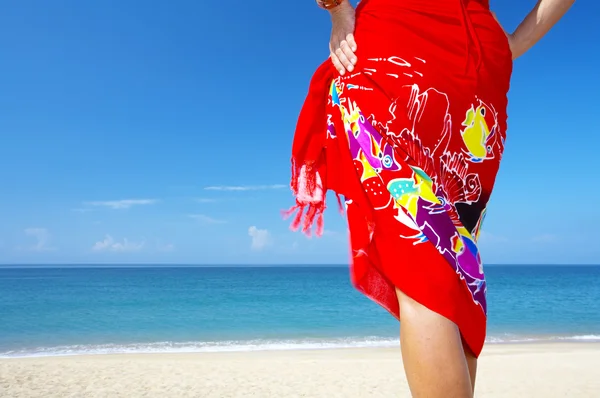 Vista di schiena femminile su uno sfondo del mare tropicale — Foto Stock