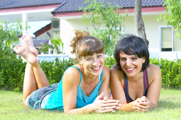 纵向的两个年轻女子在夏季环境开心 — 图库照片