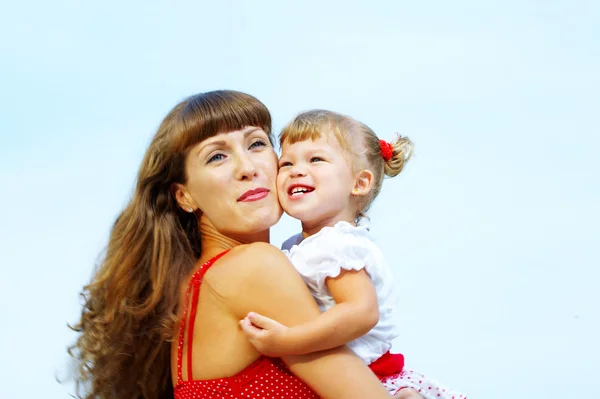 아기와 함께 행복 한 어머니의 높은 키 초상화 — 스톡 사진