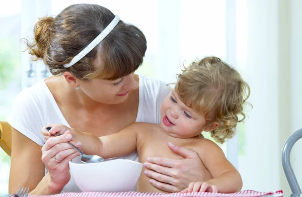 Hoge belangrijke portret van gelukkig moeder met baby — Stockfoto