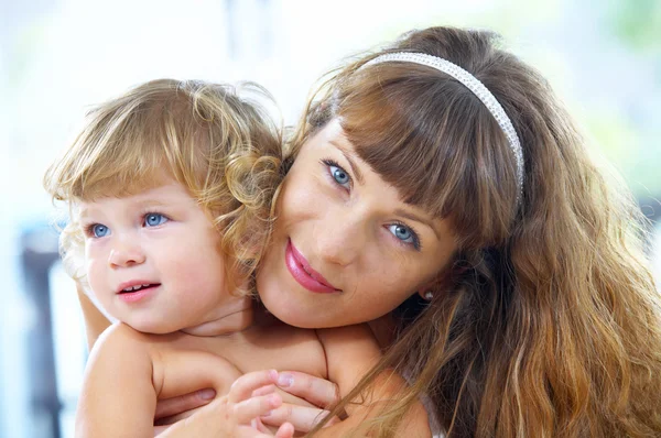 Retrato de chave alta de mãe feliz com bebê — Fotografia de Stock