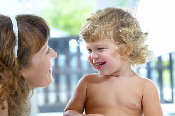 Alto retrato clave de madre feliz con bebé — Foto de Stock