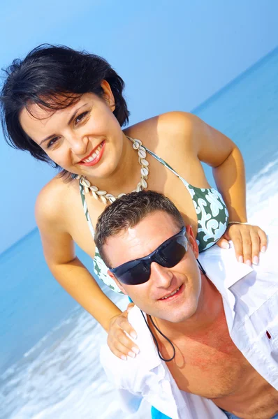 Ένα πορτρέτο του ελκυστικό ζευγάρι τη διασκέδαση στην παραλία — Φωτογραφία Αρχείου