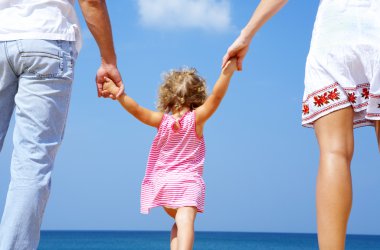 plajda eğlence genç aile portresi