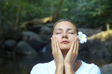 Yaz çevre çiçek ile taze ve güzel insan portresi