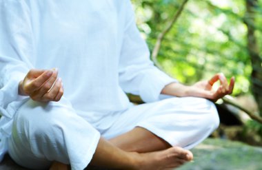 pratik yoga tropik ortamında genç bir kadın görüntüsü