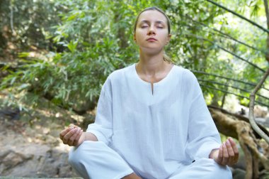 pratik yoga tropik ortamında genç bir kadın görüntüsü