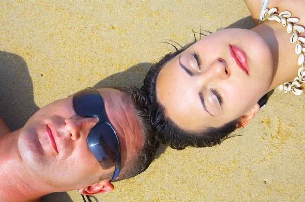 매력적인 커플 해변에서 재미의 초상화 — 스톡 사진