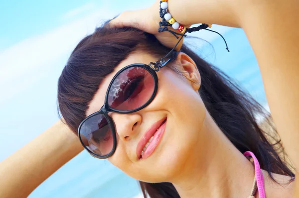 Portrait of a young gorgeous female in tropical environment — Stock Photo, Image