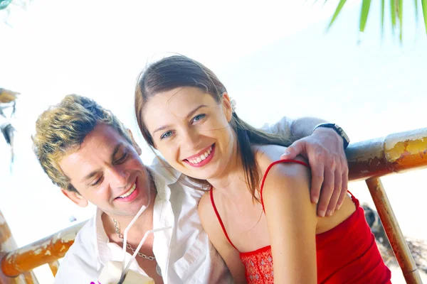 Portret van aantrekkelijke paar datum gelet op het strand — Stockfoto