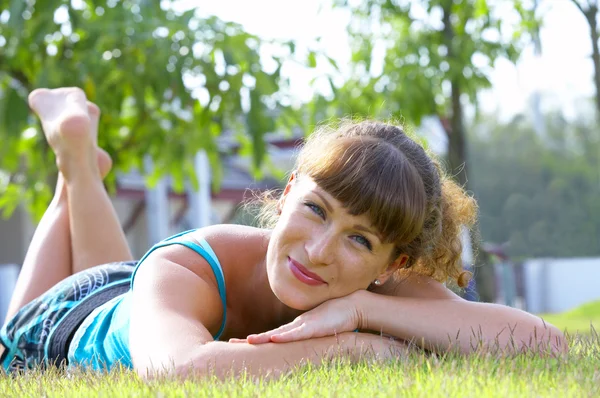 Retrato de jovem mulher bonita no ambiente de verão — Fotografia de Stock