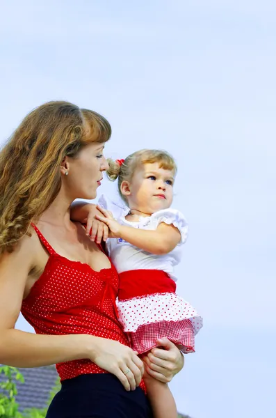 Portrait clé élevé de mère heureuse avec bébé — Photo