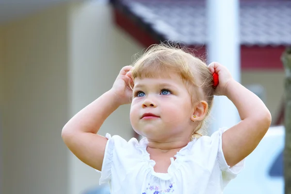 若い青い目をした赤ちゃんの高キーの肖像画 — ストック写真