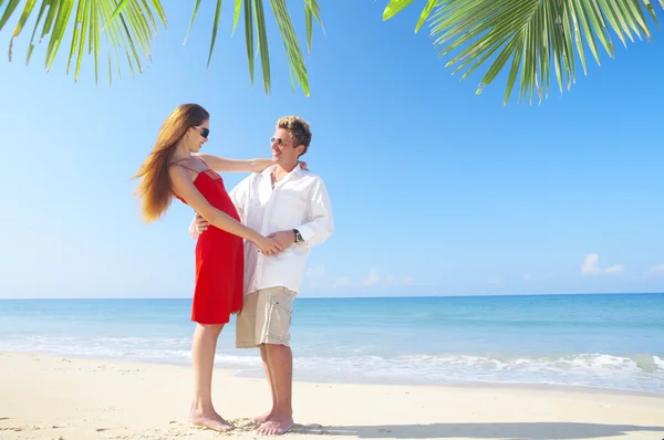 Retrato de casal atraente ter data na praia — Fotografia de Stock