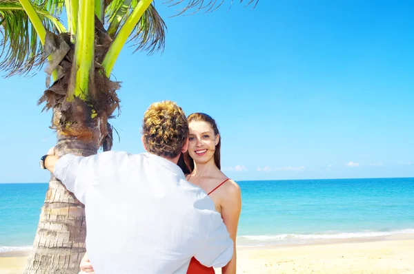 Retrato de casal atraente ter data na praia — Fotografia de Stock