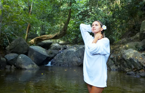 Retrato de humano fresco e bonito com flor no ambiente de verão — Fotografia de Stock